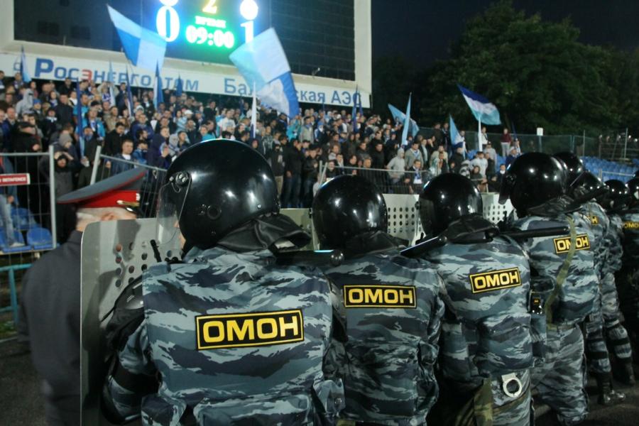 Фанаты «Зенита» прорвали ограждение западной трибуны и устроили беспорядки (+фото)